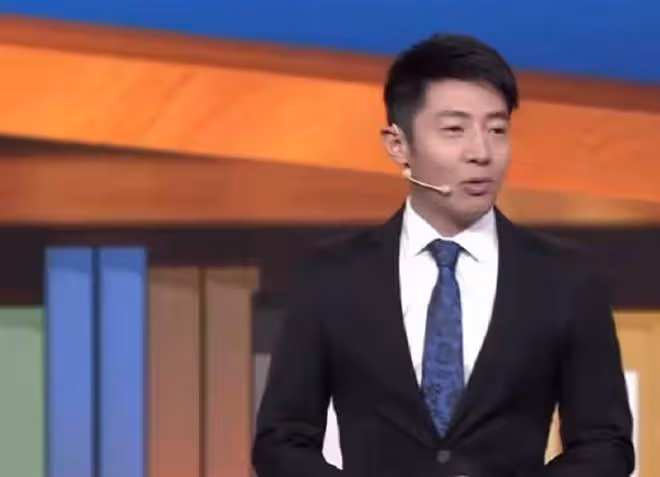 撒貝寧帶娃游三亞,站路邊張大嘴逗孩子,小朋友藍色眼睛白到發光