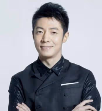 撒貝寧帶娃游三亞,站路邊張大嘴逗孩子,小朋友藍色眼睛白到發光