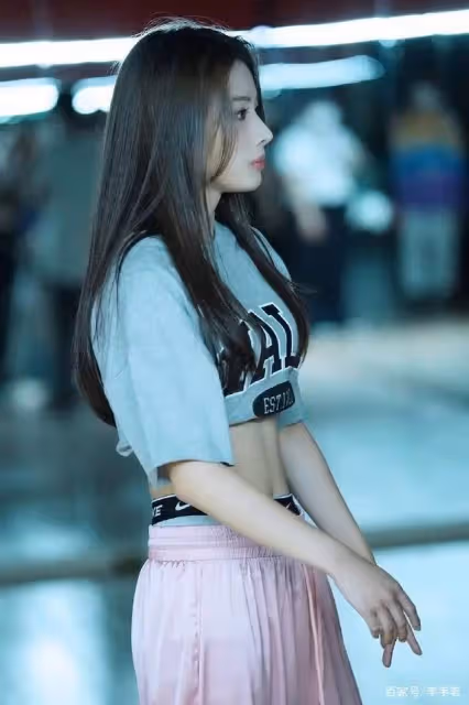 JYP新女團確定了最終七人組，組合以唱功為主，平均年齡只有16歲