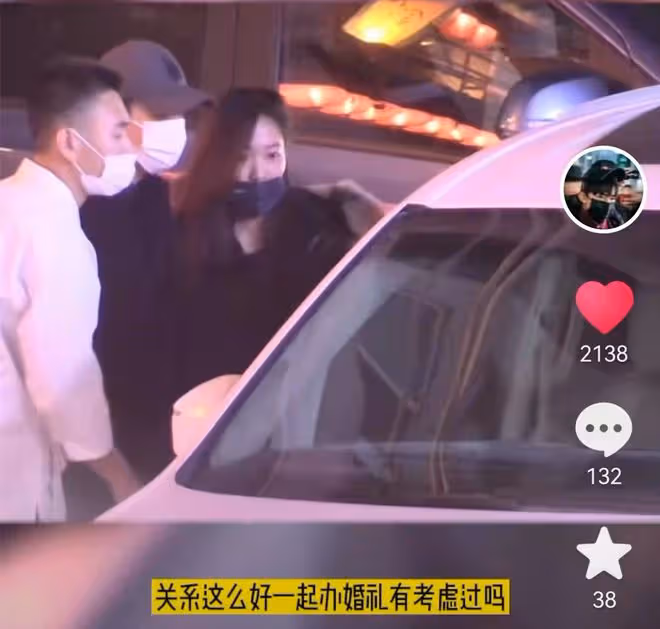 白百何與男友罕見合體,黃軒帶女友一同露面,臨別送茅台出手闊綽