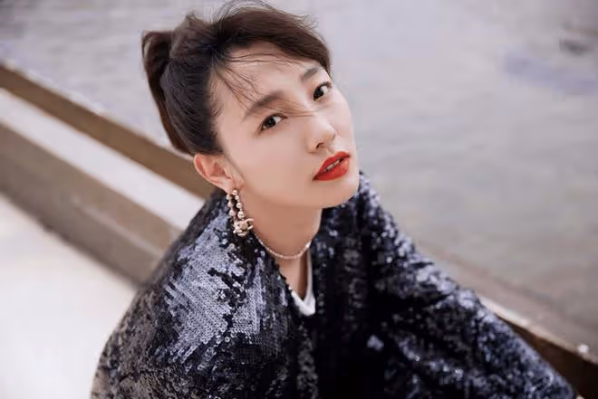 白百何與男友罕見合體,黃軒帶女友一同露面,臨別送茅台出手闊綽