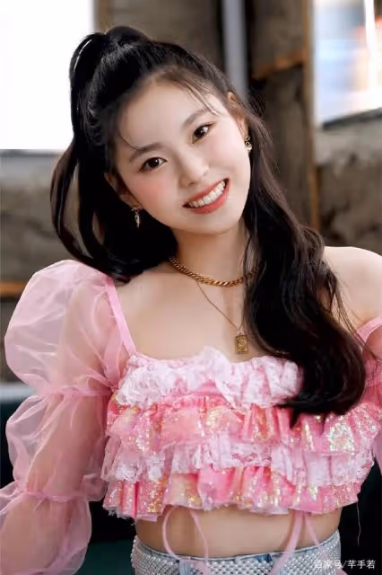 JYP新女團確定了最終七人組，組合以唱功為主，平均年齡只有16歲