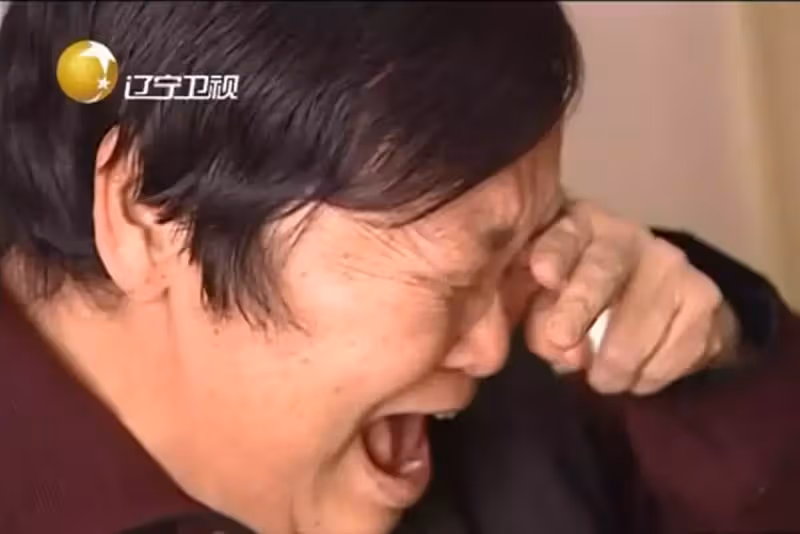 丈母娘突然不能說話!還「常寫神秘字元」專家也研究無果 直到「女婿意外破譯」:有愛才能懂