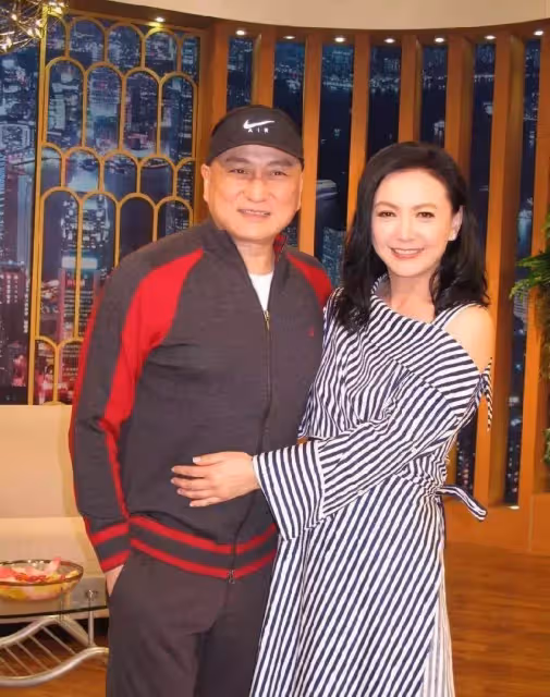 56歲的曾華倩真不顯老,穿露肩條紋裙和湯鎮業同框很親密,網友:氣質太好了