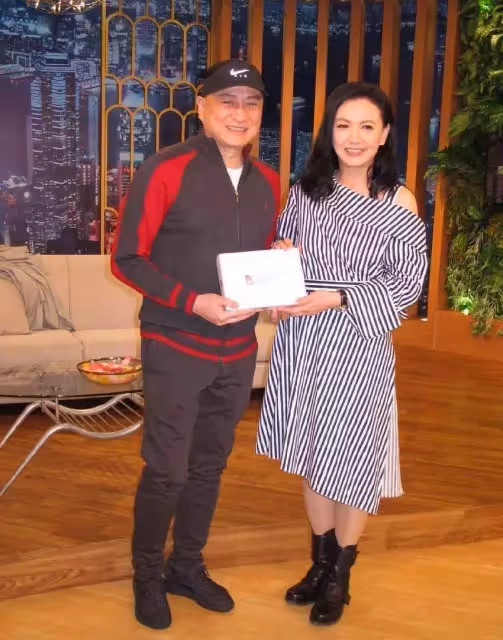 56歲的曾華倩真不顯老,穿露肩條紋裙和湯鎮業同框很親密,網友:氣質太好了