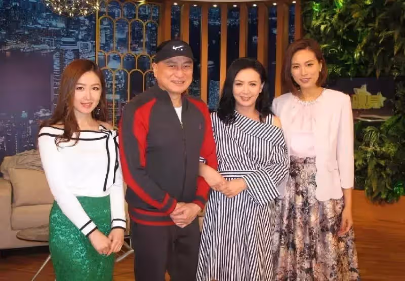 56歲的曾華倩真不顯老,穿露肩條紋裙和湯鎮業同框很親密,網友:氣質太好了