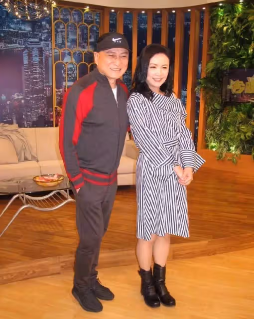 56歲的曾華倩真不顯老,穿露肩條紋裙和湯鎮業同框很親密,網友:氣質太好了