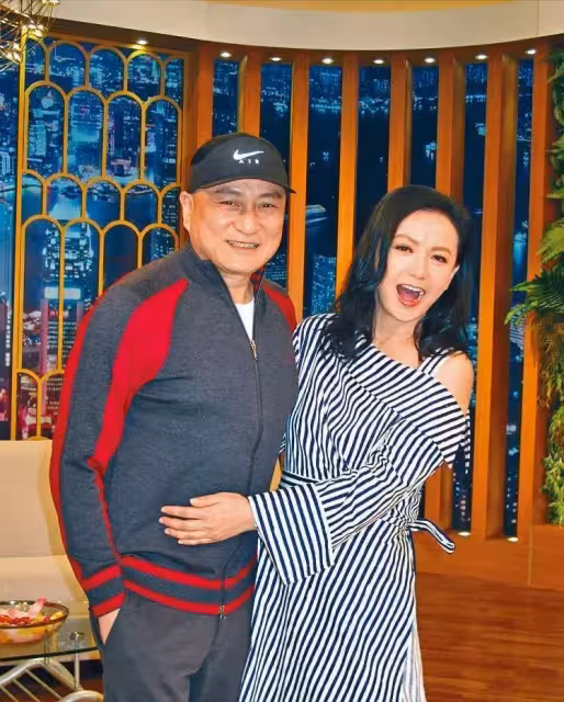 56歲的曾華倩真不顯老,穿露肩條紋裙和湯鎮業同框很親密,網友:氣質太好了