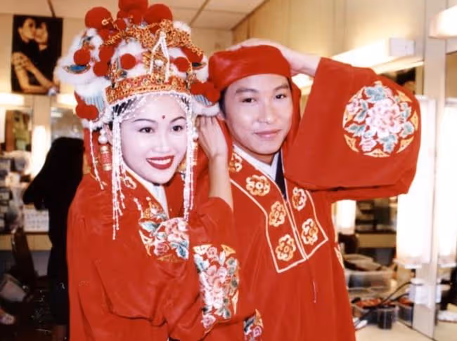 譚耀文曬全家福，妻子氣質好子女顏值高，一家四口緊緊相擁太溫馨