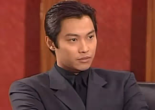 譚耀文曬全家福，妻子氣質好子女顏值高，一家四口緊緊相擁太溫馨