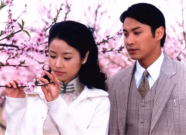 譚耀文曬全家福，妻子氣質好子女顏值高，一家四口緊緊相擁太溫馨