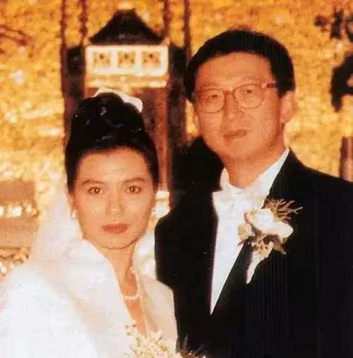 美人何懼遲暮!60歲鍾楚紅拒絕醫美,55歲張曼玉直面皺紋:優雅老去的臉反而更美