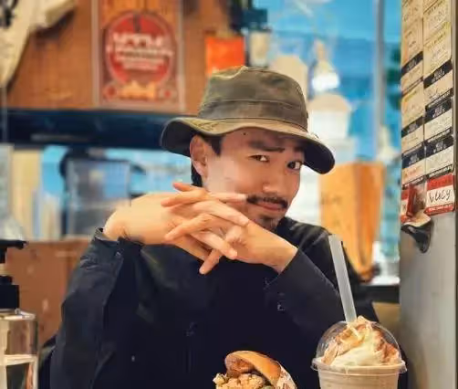 憑《家族榮耀》龍家太子爺出圈的胡卓希，現實生活是MV界寵兒！