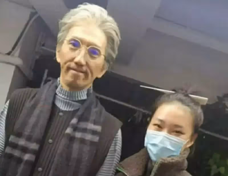 女歌迷曬與林志炫合影照,滿頭白髮滿臉皺紋,身體狀況讓人擔憂,網友:一副滄桑的模樣