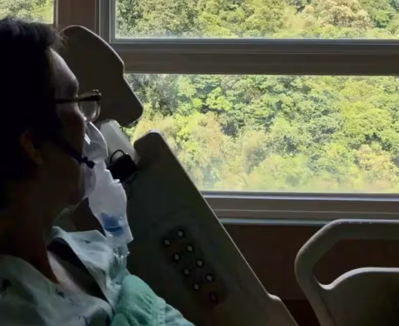 女歌迷曬與林志炫合影照,滿頭白髮滿臉皺紋,身體狀況讓人擔憂,網友:一副滄桑的模樣