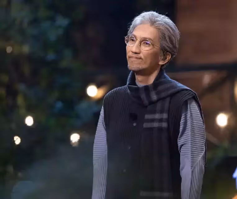 女歌迷曬與林志炫合影照,滿頭白髮滿臉皺紋,身體狀況讓人擔憂,網友:一副滄桑的模樣