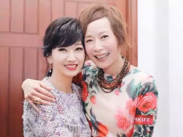 59歲葉童慶生!滿頭白髮胡亂披散,眼窩凹陷面部皺紋橫生被指變化太大,狀態引人擔憂