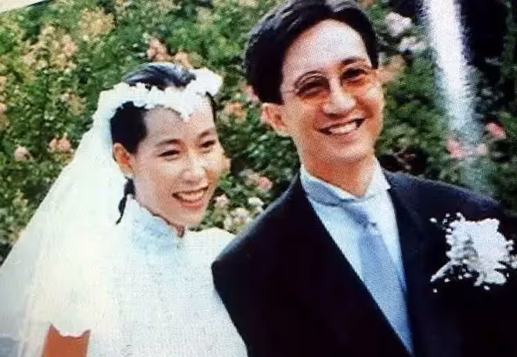 59歲葉童慶生!滿頭白髮胡亂披散,眼窩凹陷面部皺紋橫生被指變化太大,狀態引人擔憂
