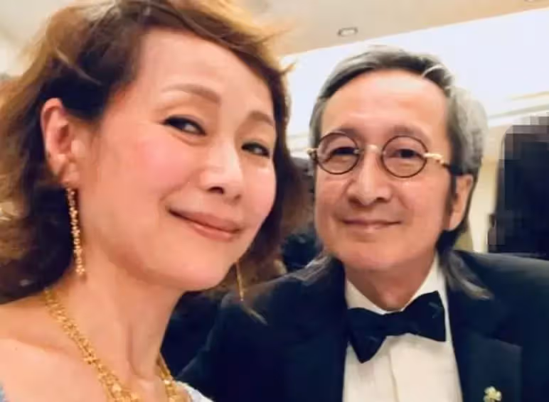 59歲葉童慶生!滿頭白髮胡亂披散,眼窩凹陷面部皺紋橫生被指變化太大,狀態引人擔憂