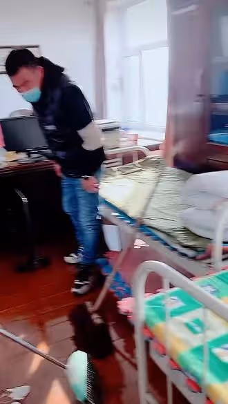 男星被困吉林6天！在當地當志願者穿防護服，自曝不知晚上在哪睡