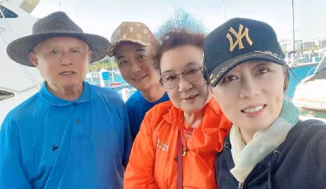 59歲吳瓊全家包遊艇度假，小15歲老公穿戴奢侈品，一頂帽子近三千