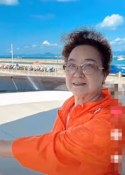 59歲吳瓊全家包遊艇度假，小15歲老公穿戴奢侈品，一頂帽子近三千