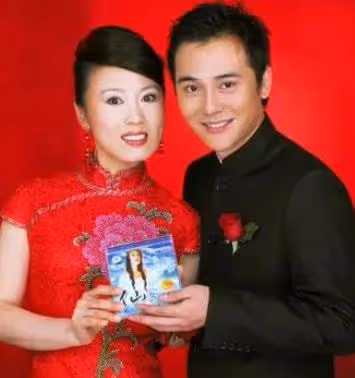 59歲吳瓊全家包遊艇度假，小15歲老公穿戴奢侈品，一頂帽子近三千