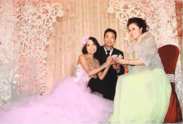 曾遇慘烈車禍,整容7年,香港女星與老公甜蜜親吻慶祝結婚11周年