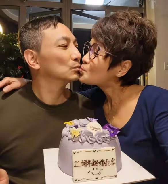 曾遇慘烈車禍,整容7年,香港女星與老公甜蜜親吻慶祝結婚11周年