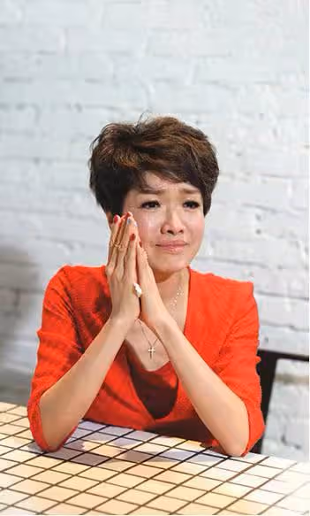 曾遇慘烈車禍,整容7年,香港女星與老公甜蜜親吻慶祝結婚11周年