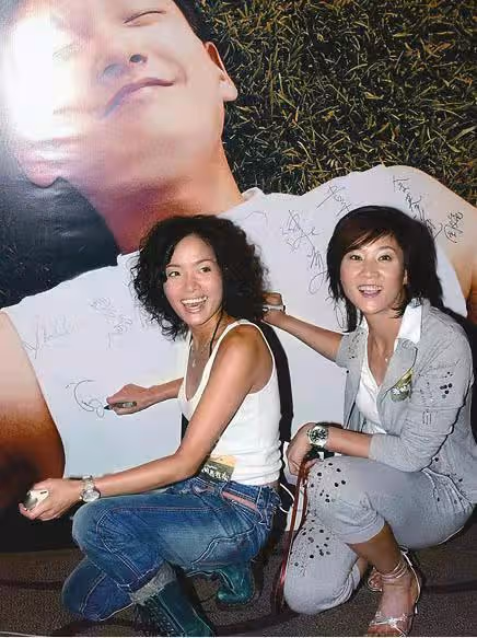 曾遇慘烈車禍,整容7年,香港女星與老公甜蜜親吻慶祝結婚11周年