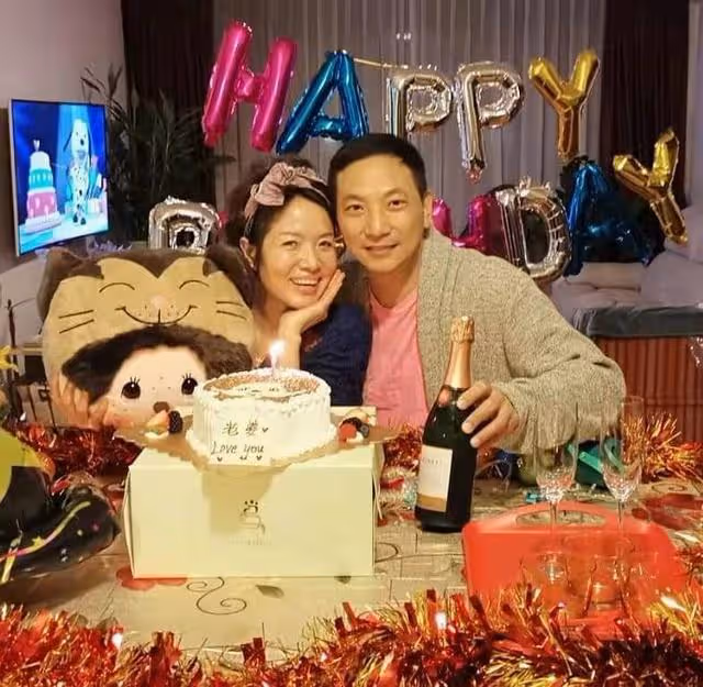 曾遇慘烈車禍,整容7年,香港女星與老公甜蜜親吻慶祝結婚11周年