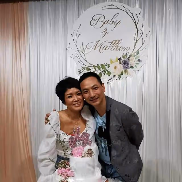 曾遇慘烈車禍,整容7年,香港女星與老公甜蜜親吻慶祝結婚11周年