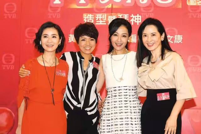曾遇慘烈車禍,整容7年,香港女星與老公甜蜜親吻慶祝結婚11周年