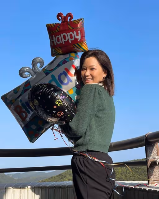 鄭中基為妻子慶生,甜蜜依偎恩愛滿滿,一對子女罕露面呆萌可愛