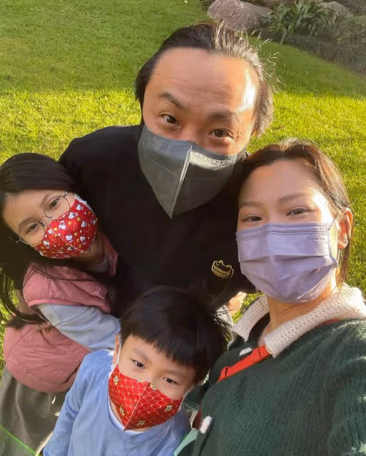 鄭中基為妻子慶生,甜蜜依偎恩愛滿滿,一對子女罕露面呆萌可愛