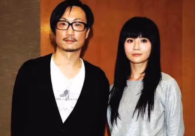 鄭中基為妻子慶生,甜蜜依偎恩愛滿滿,一對子女罕露面呆萌可愛