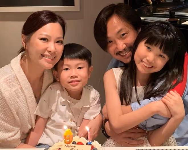 鄭中基為妻子慶生，甜蜜依偎恩愛滿滿，一對子女罕露面呆萌可愛