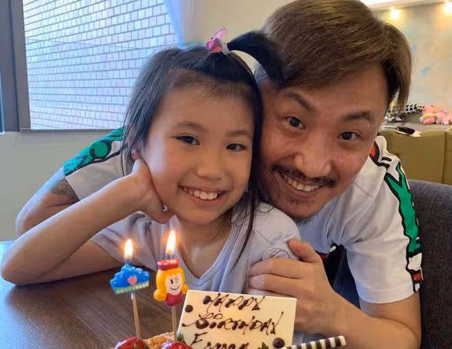 鄭中基為妻子慶生，甜蜜依偎恩愛滿滿，一對子女罕露面呆萌可愛