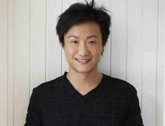 鄭中基為妻子慶生，甜蜜依偎恩愛滿滿，一對子女罕露面呆萌可愛