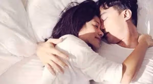 我在一張床上醒來,身上只有一雙被子遮蓋,腰疼、腿疼、渾身疼