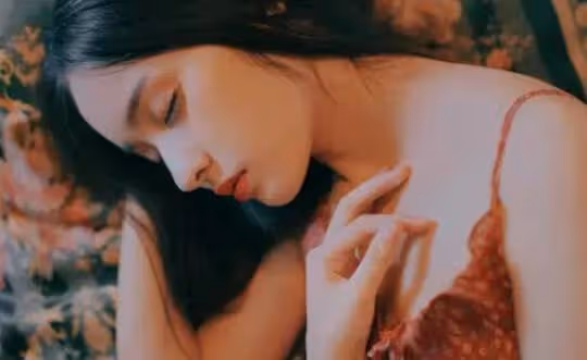 他是我死黨,我們相處氣氛較曖昧,男女朋友做的事我倆都做過