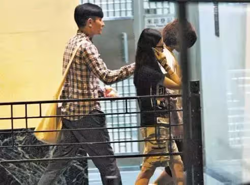 出身豪門，卻甘願被藏21年，46歲為劉德華生子，朱麗倩的忍耐，常人想不到，網友：難怪被華仔寵愛30多年