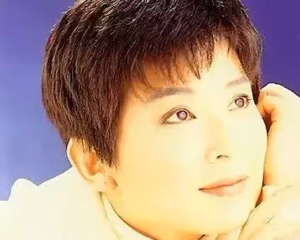 天后陳淑樺近照曝光，62歲難掩蒼老，罕見對鏡頭露微笑