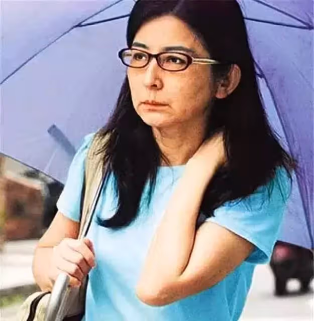 天后陳淑樺近照曝光，62歲難掩蒼老，罕見對鏡頭露微笑