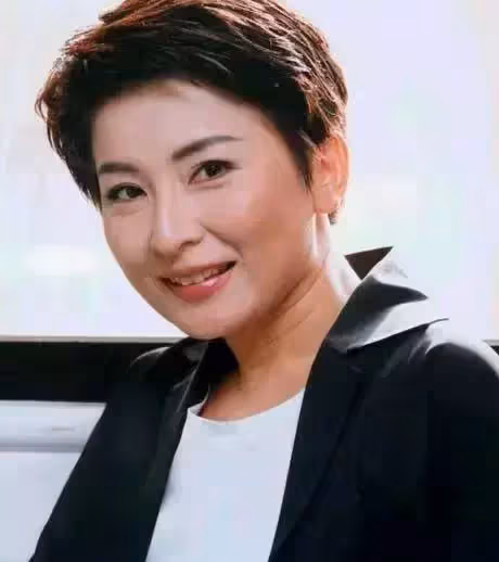 天后陳淑樺近照曝光，62歲難掩蒼老，罕見對鏡頭露微笑