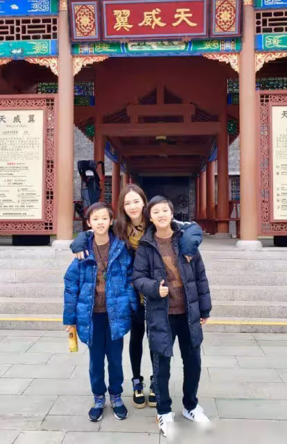 59歲馬景濤罕見曬娃！倆兒子身高出眾，顏值比爸爸略勝一籌，網友：虎父無犬子