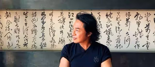 59歲馬景濤罕見曬娃！倆兒子身高出眾，顏值比爸爸略勝一籌，網友：虎父無犬子
