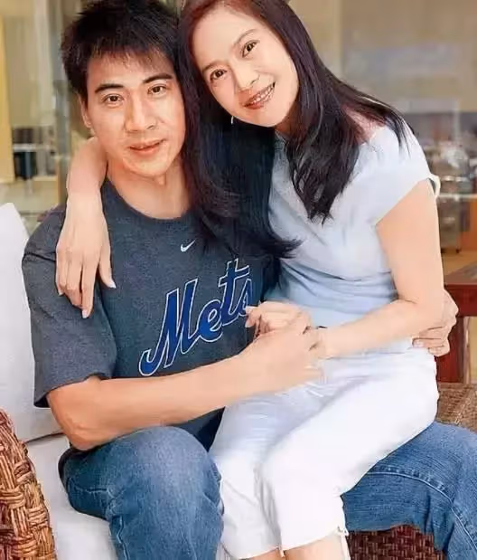 57歲俞小凡，曾憑「婉君」一角走紅，為了孩子原諒丈夫不忠，今結婚20年夫妻關係融洽：我不後悔原諒他