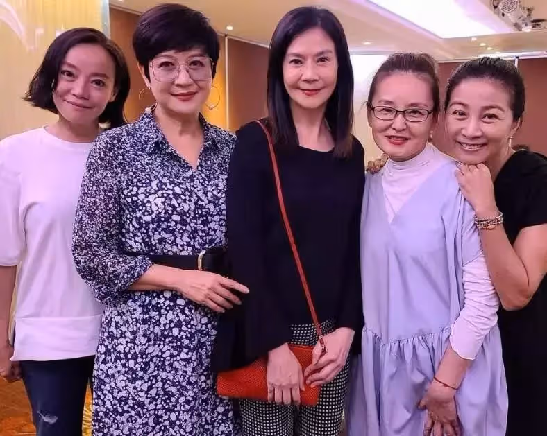 57歲俞小凡，曾憑「婉君」一角走紅，為了孩子原諒丈夫不忠，今結婚20年夫妻關係融洽：我不後悔原諒他
